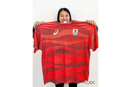 C 賞 ミラノ・コルティナ2026冬季オリンピック TEAM JAPAN メダリストサイン入りTシャツ《スキー／ジャンプ 女子ノーマルヒル 丸山 希 選手》 1名様
