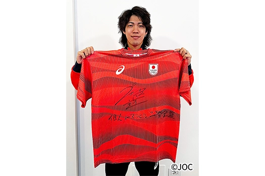 C 賞 ミラノ・コルティナ2026冬季オリンピック TEAM JAPAN メダリストサイン入りTシャツ《スキー／ジャンプ 男子ノーマルヒル 二階堂 蓮 選手》 1名様