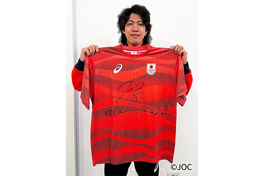 C 賞 ミラノ・コルティナ2026冬季オリンピック TEAM JAPAN メダリストサイン入りTシャツ《スキー／ジャンプ 男子ラージヒル 二階堂 蓮 選手》 1名様